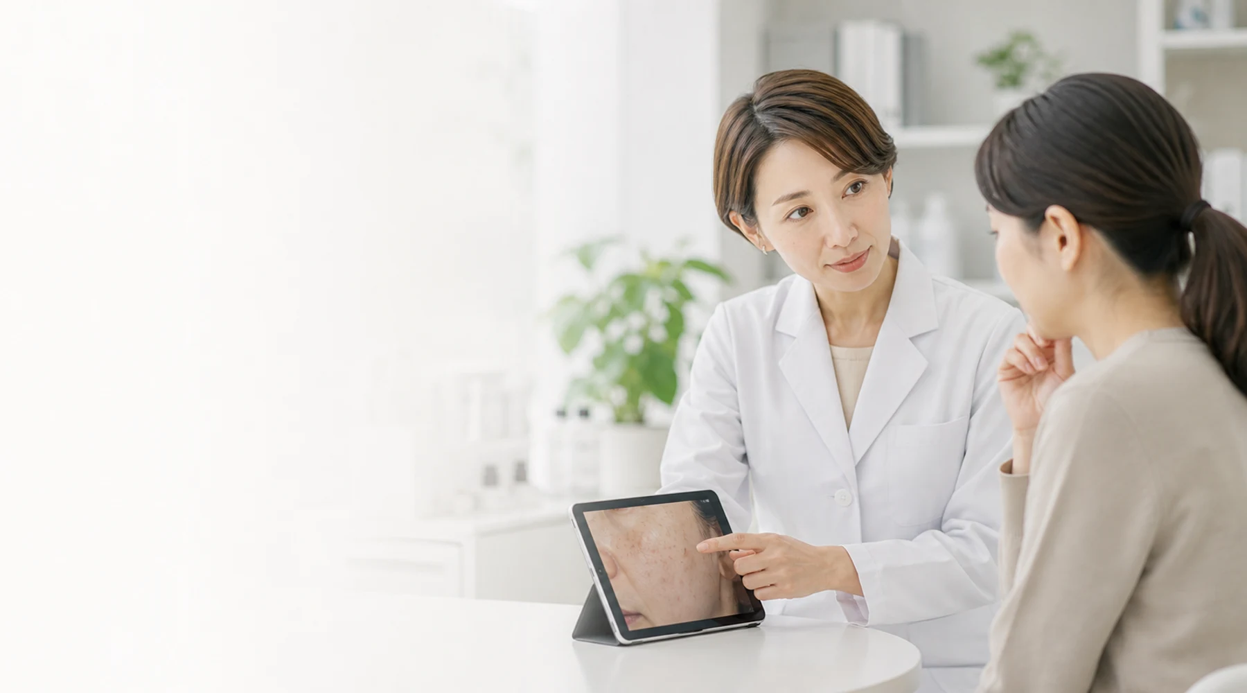 シミの原因について医師が説明する診察イメージ