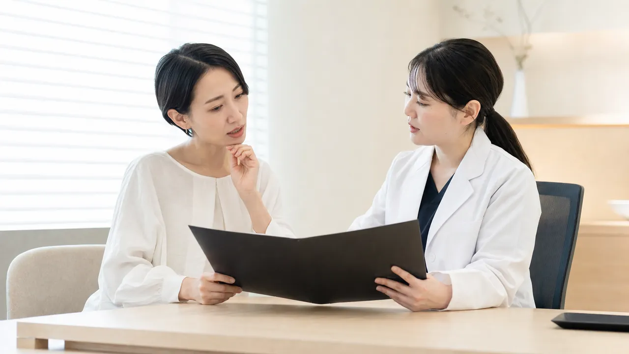 医師と患者がHIFUの安全性と施術後対応を確認する場面