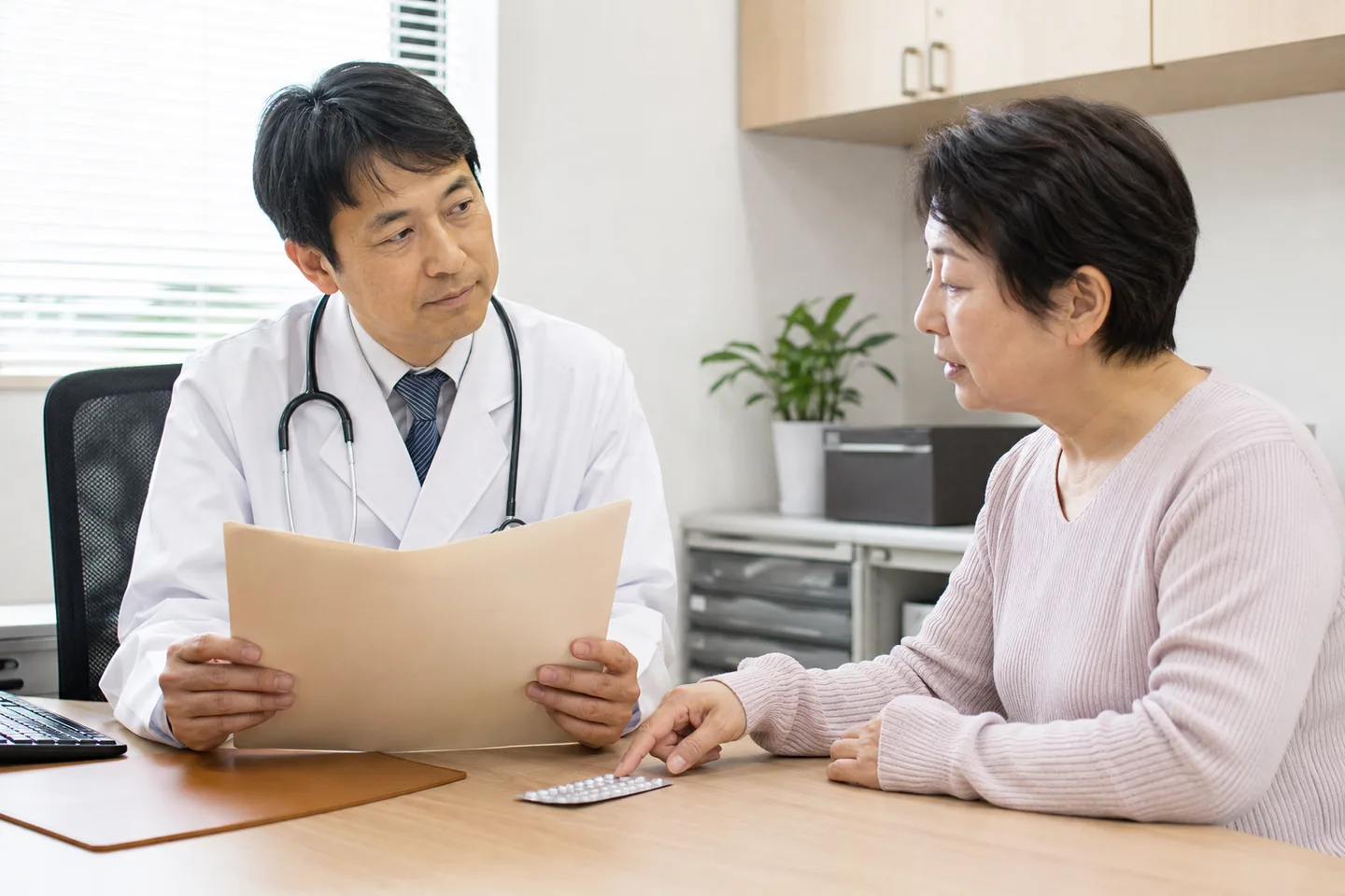 患者が医師と過去の薬や検査の記録を確認し、除菌判定後の進め方を相談するイメージ